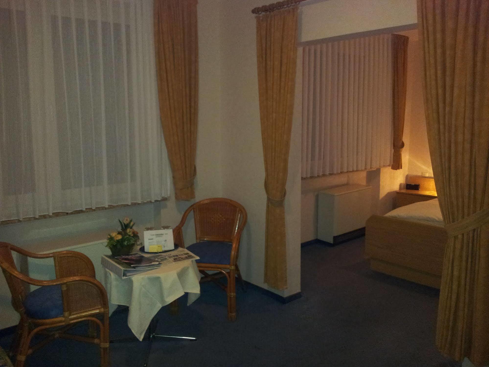 ארנסט Hotel Zur Winzergenossenschaft מראה חיצוני תמונה